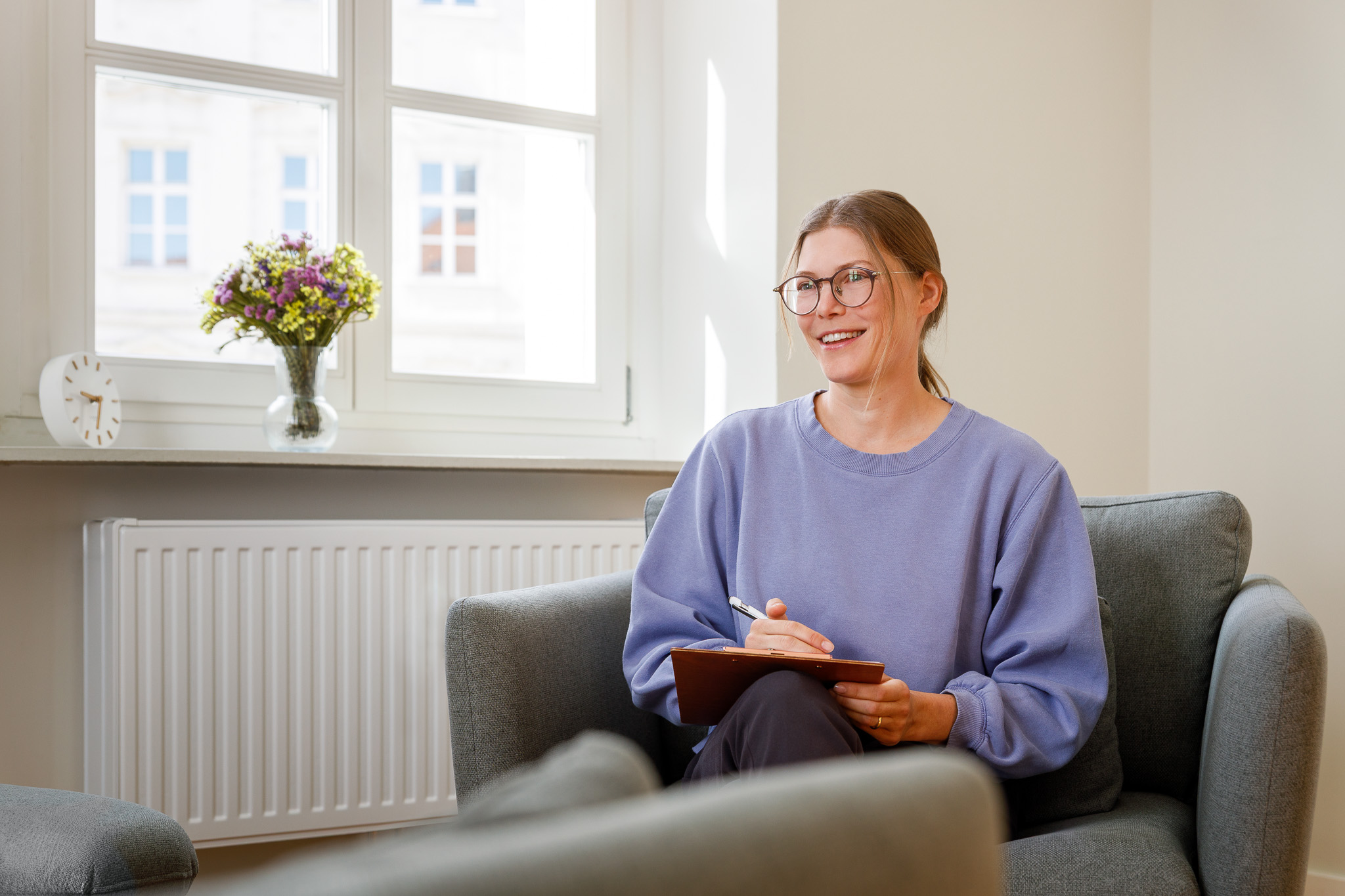 Dr. Alexandra Egger im Gespr&auml;ch in ihrer Praxis